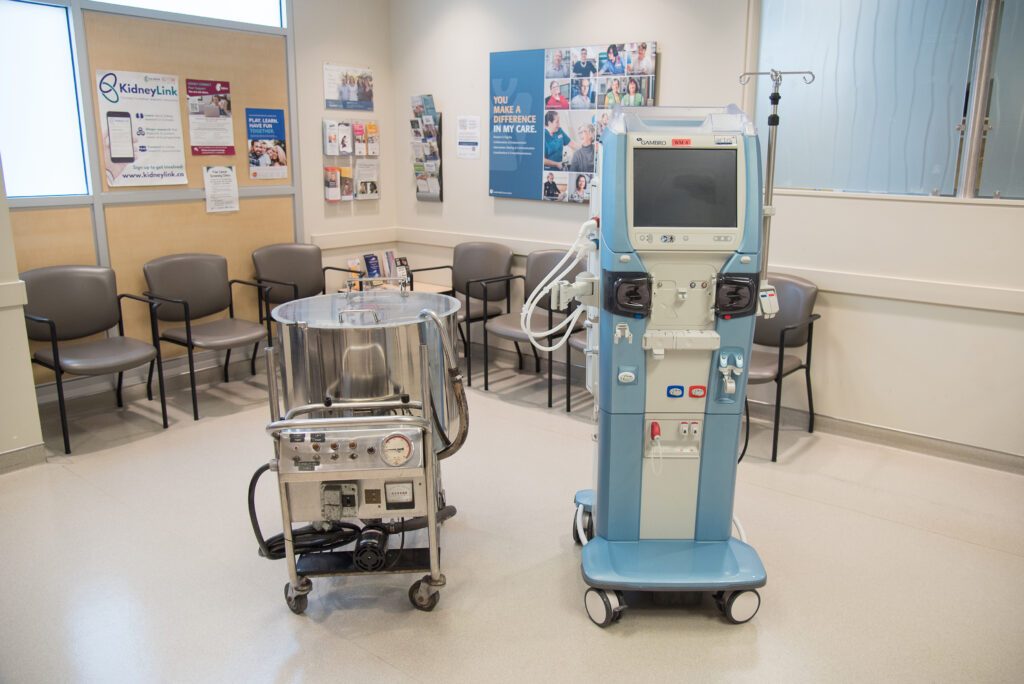 Current hemodialysis machine (right) next to the Kolff machine (left)