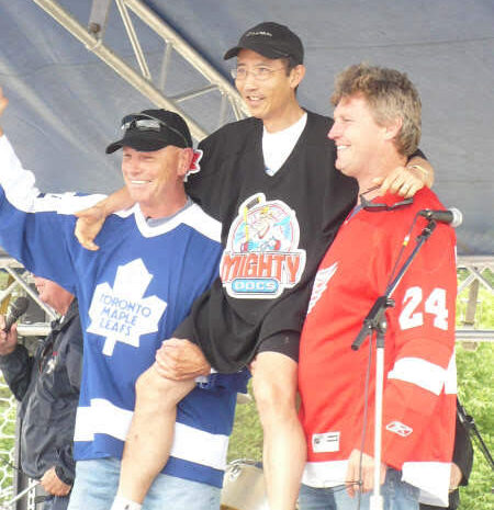 Dave Hutchinson former Toronto Maple Leaf (left) and Bob Probert former Chicago Blackhawk (right) hoist Dr. Joseph Chin founder of the run at the 2007 event.