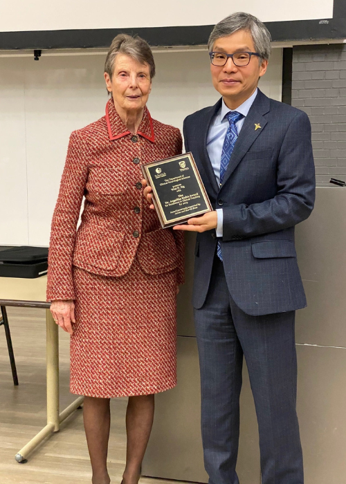 Dr. Angelika Hahn presents Dr. Wai P.Ng with The Angelika F. Hahn Award for Excellence in Clinical Teaching in 2019.