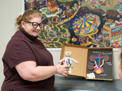 Sara showing kidney transplant model