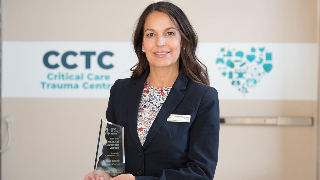Ines De Campos with the Ontario Heath Trillium Gift of Life Network award for surpassing provincial target for facilitating organ donations.