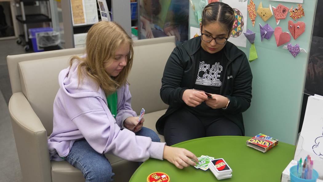 Keanna and Diana playing UNO together 